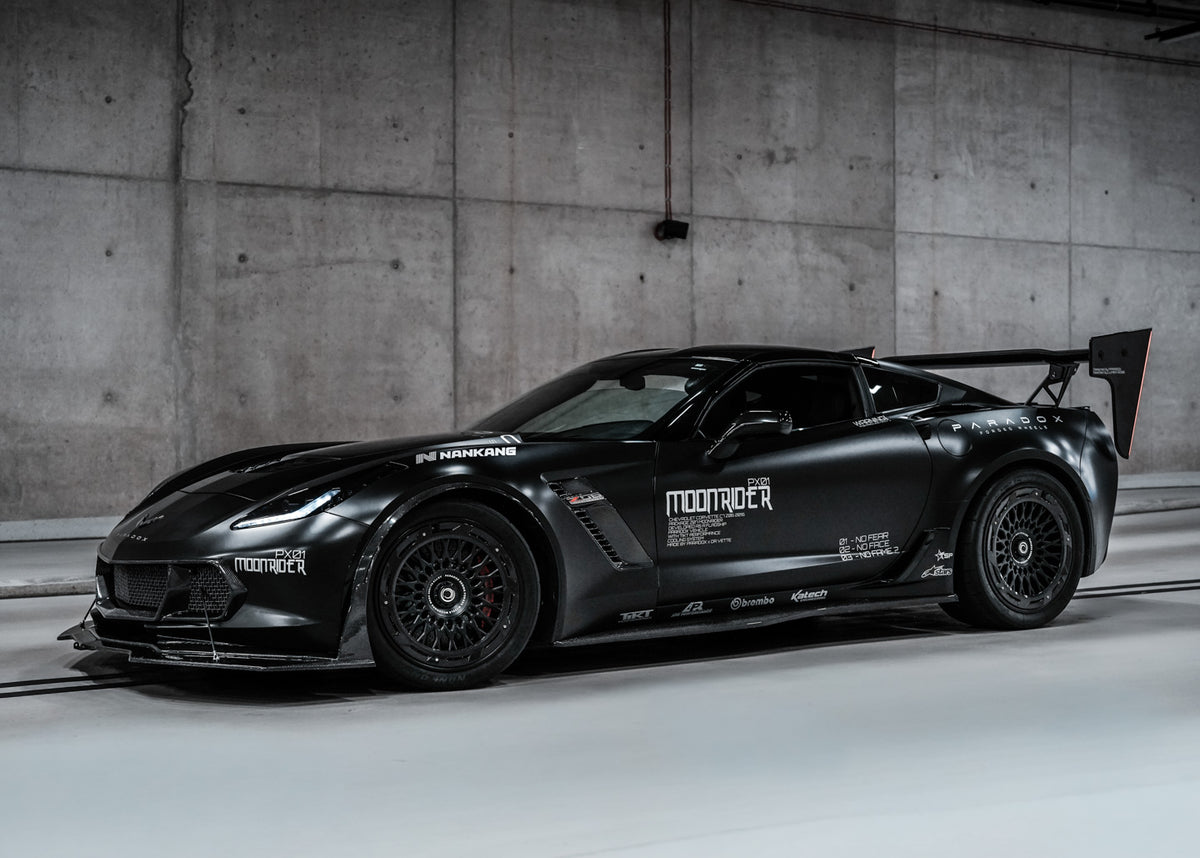 Corvette PX01 MOONRIDER na felgach Paradox w betonowym garażu