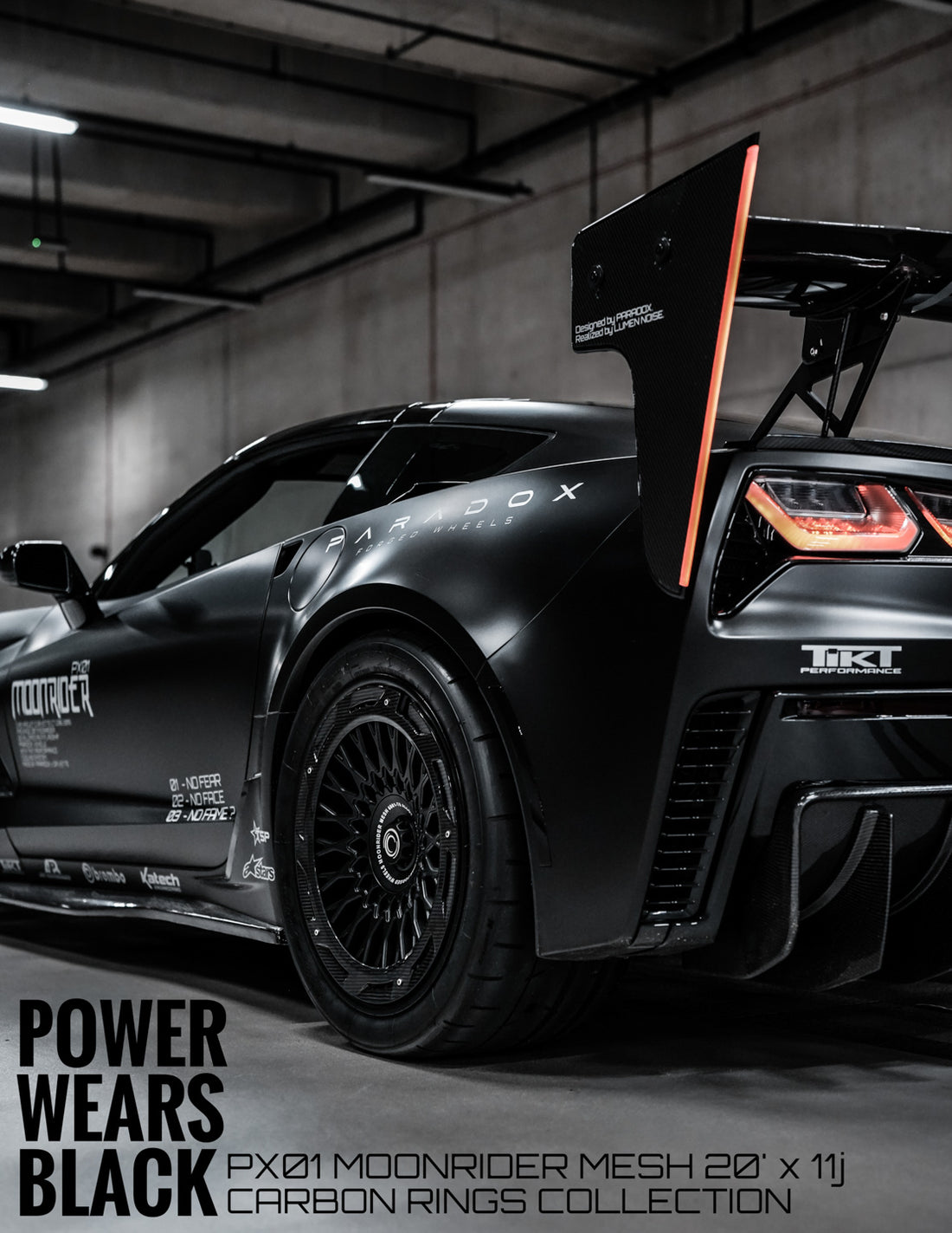 Tył Corvette PX01 MOONRIDER ze skrzydłem carbon, napis Power Wears Black
